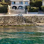 Oriana, Beachfront